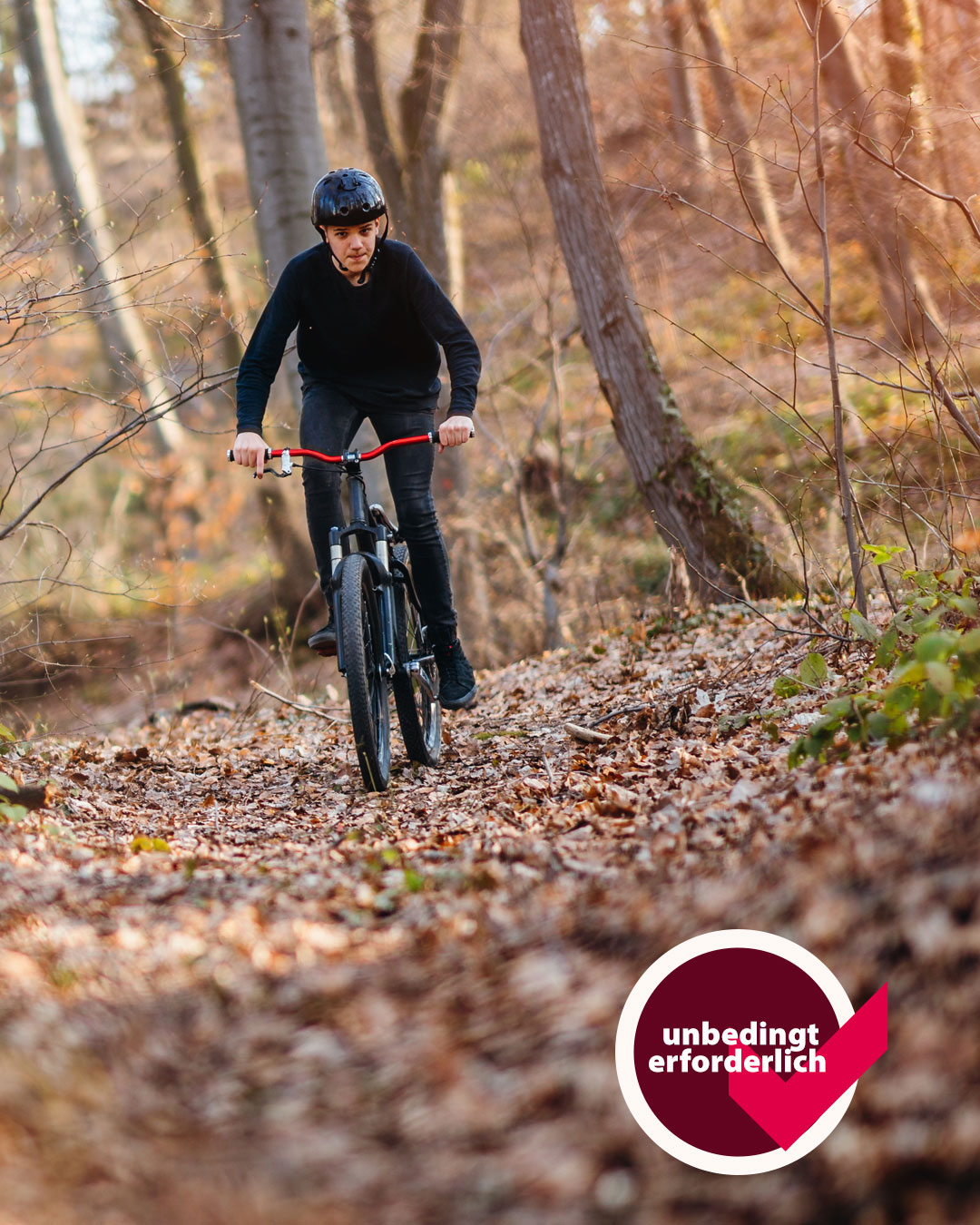 Bild zeigt einen Fahrradfahrer und das Signet: Unbedingt erforderlich © AdobeStock: kerkezz 