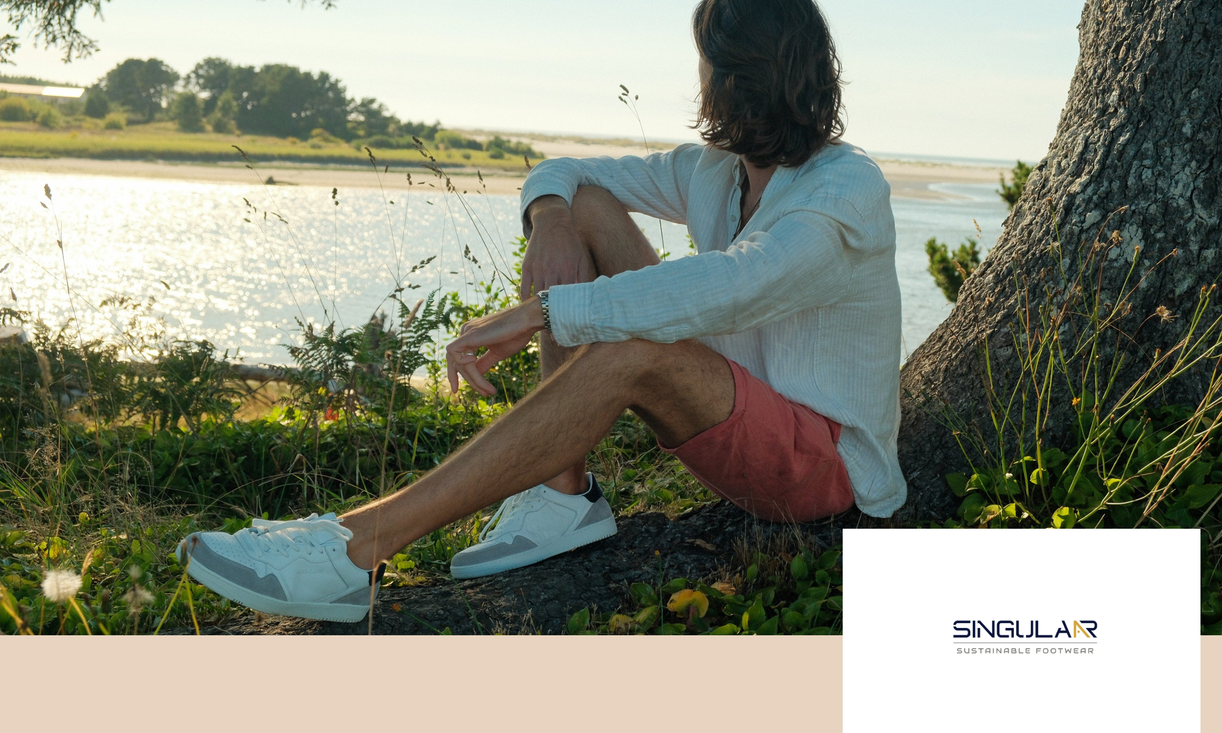 #DeinXtra | Bild zeigt ein Mädchen, das ein Tuch hält und es fröhlich mit den Armen hinter sich ausbreitet | © Adobe Stock: keleny