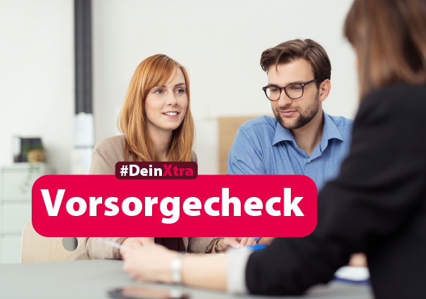 #DeinXtra | Bild zeigt 2 Menschen mit einer Beraterin. 