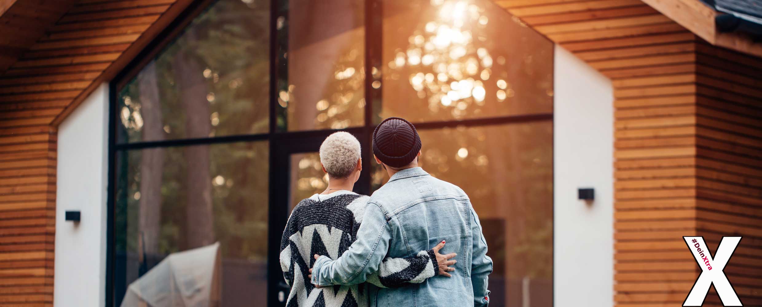 © Adobe Stock: alfa27 Bild zeigt ein Paar vor seinen Eigenheim. © Adobe Stock: alfa27