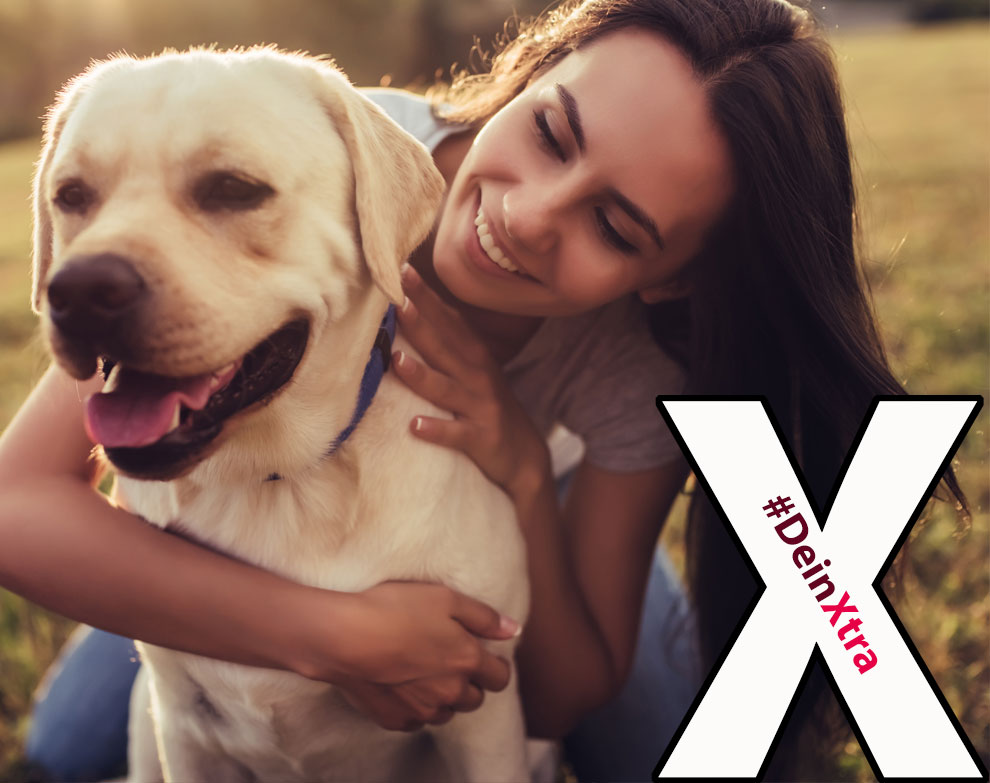 Das Bild zeigt eine Frau mit Hund. © AdobeStock. Vasyl
