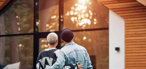 Das Bild zeigt ein Paar vor seinem Traumhaus. © AdobeStock: alfa27