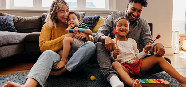 Das Bild zeigt eine junge Familie. AdobeStock: Jacob Lund