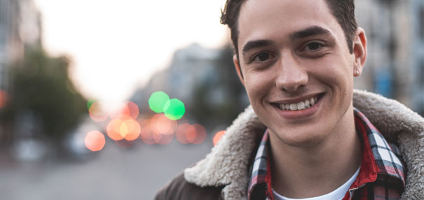 Das Bild zeigt einen jungen Mann. © AdobeStock: Yakobchuk Olena