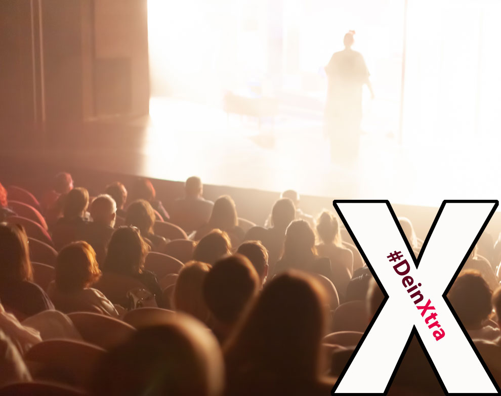 © AdobeStock: aerogondo #DeinXtra | Bild zeigt Menschen im Theater. © AdobeStock: aerogondo