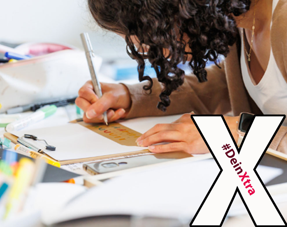 #DeinXtra | Bild zeigt eine Frau, die schreibt. © Schriften Vielfalt 