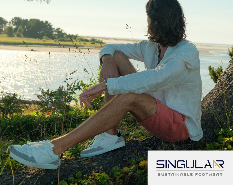 © singulaar Logo Singulaar und ein Mensch, der die Sneaker trägt.