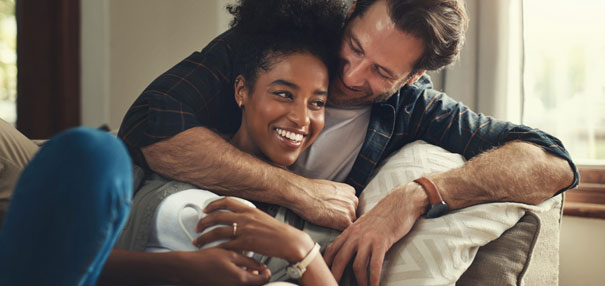 Das Bild zeigt ein junges Paar. © AdobeStock: aLListar/peopleimages.com