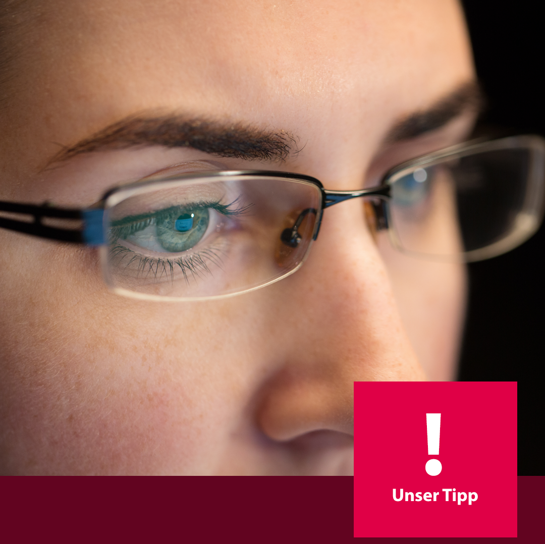 Bild zeigt einen Gesichtsausschnitt mit Brille und unser Signet 